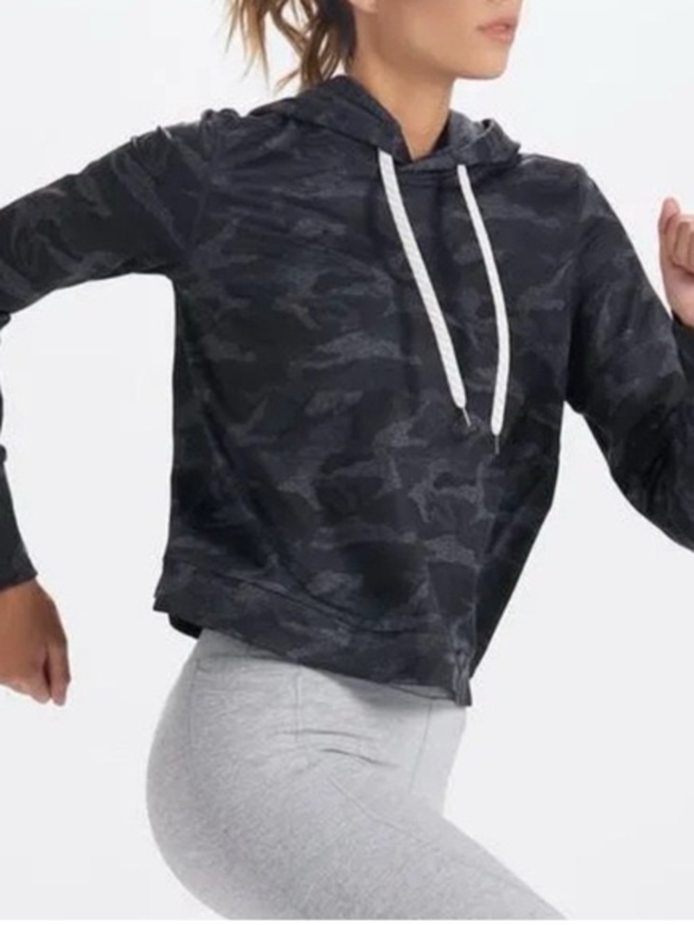 Vuori Halo Essential Black Camo Crop Hoodie Sz L